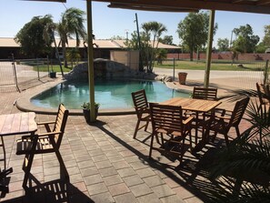 Una piscina al aire libre