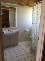 Ducha, artículos de tocador gratuitos, secador de pelo, toallas