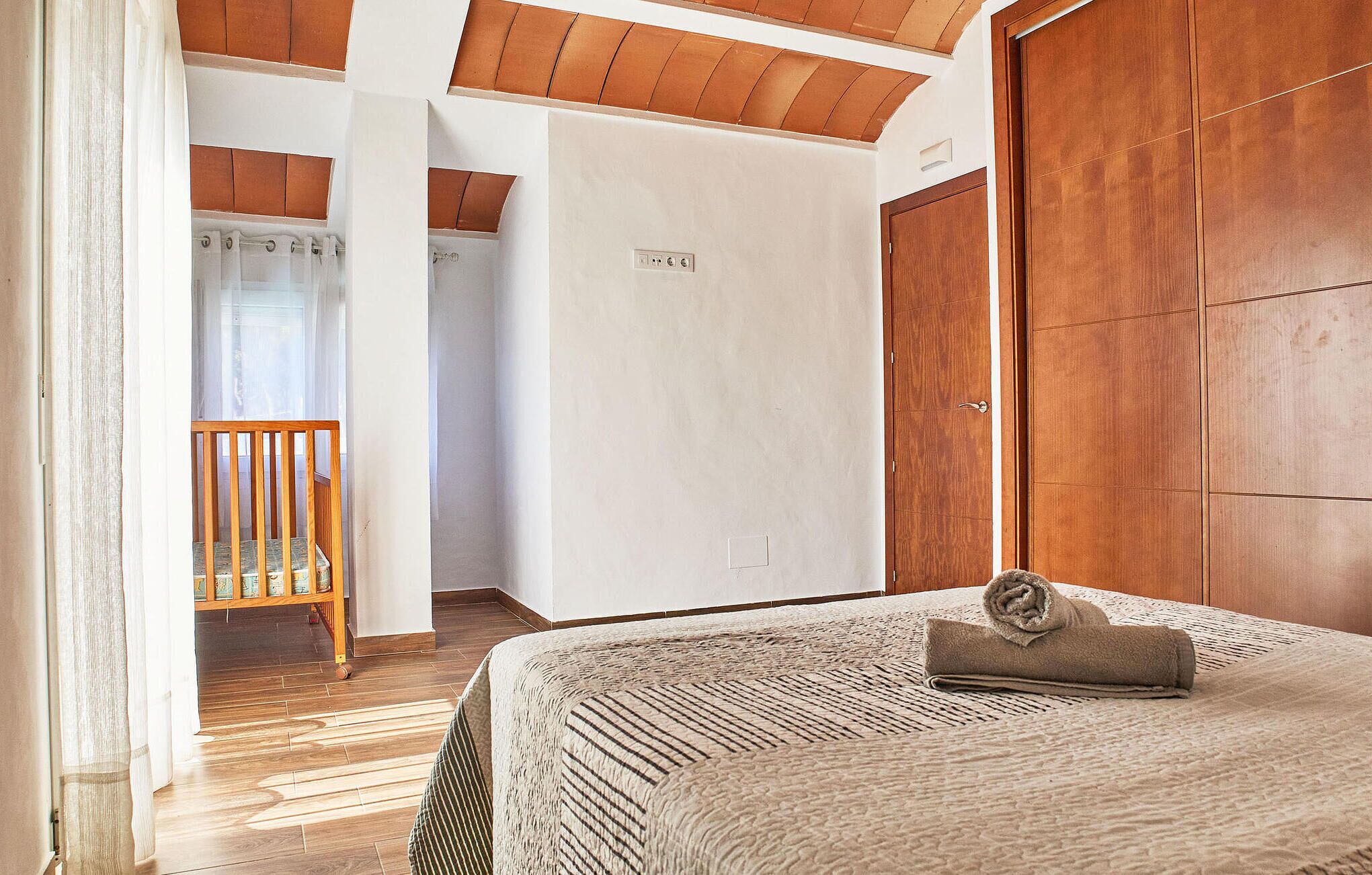 3 bedrooms, travel crib, free WiFi, bed sheets