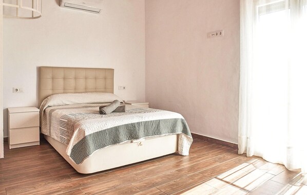 3 bedrooms, travel cot, free WiFi, bed sheets