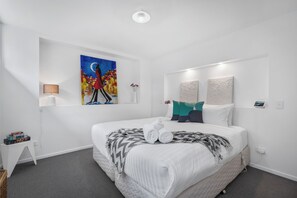 2 bedrooms, iron/ironing board, WiFi, bed sheets - Cosy Cottesloe - 2 Bedroom Unit - Free Parking - Free WIFI (Lindisfarne)