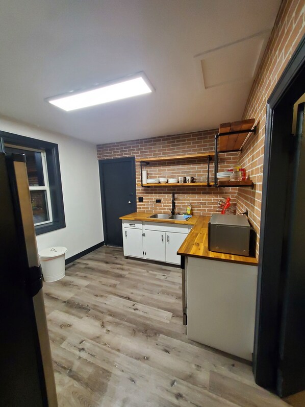 Kühlschrank, Mikrowelle, Ofen, Herdplatte