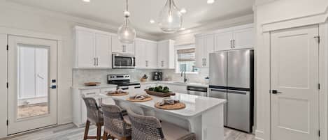 Een koelkast, een microgolfoven, een oven, een kookplaat