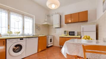 Frigorifero, piano cottura, lavastoviglie