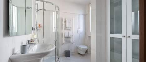 Dusche, Haartrockner, Bidet, Handtücher