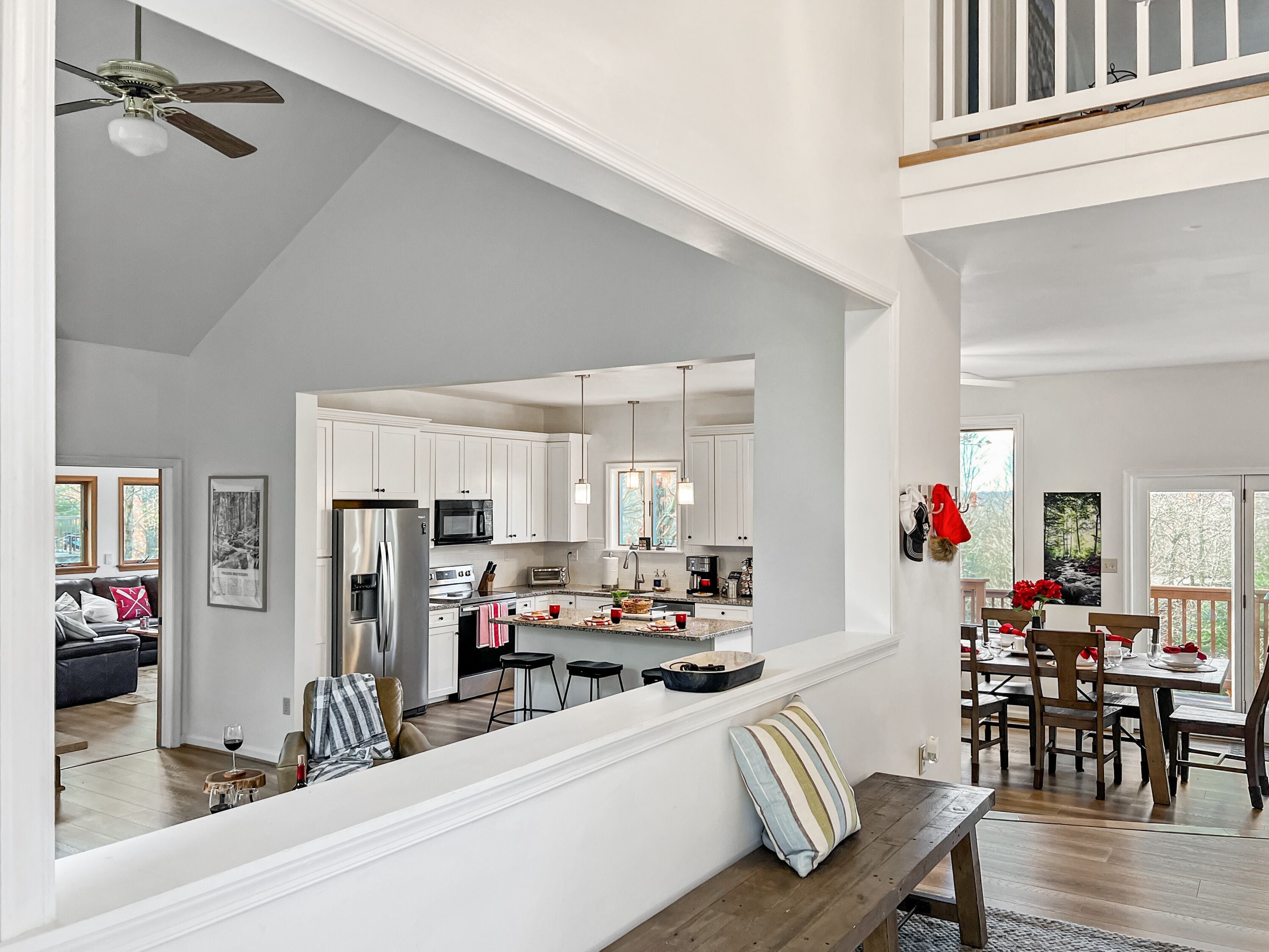 Oasis ~Lavish Lake Harmony Beauty-2 Gamerooms, Private Theatre, firepit, hot tub