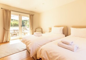 4 bedrooms, iron/ironing board, free WiFi, bed sheets - Spectacular views over Newport Bay, Parrog, Nevern Estuary, and the Preseli Mountains (Newport)