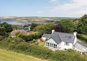 Exterior - Spectacular views over Newport Bay, Parrog, Nevern Estuary, and the Preseli Mountains (Newport)