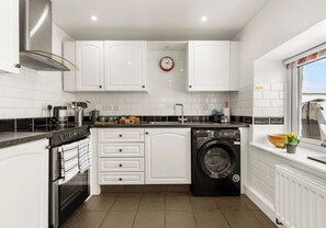 Kjøleskap, mikrobølgeovn, ovn og oppvaskmaskin