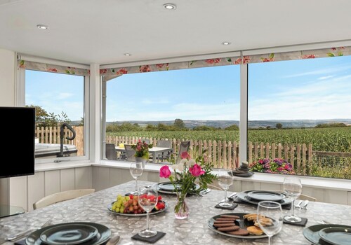 A cosy countryside cottage with a hot tub under the stars...