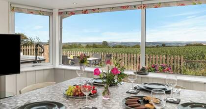 A cosy countryside cottage with a hot tub under the stars...