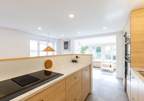 Fridge, microwave, oven, dishwasher - Light & spacious holiday home with comfort & design at its core (Newport)