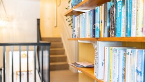 Un escalier avec une rampe en bois menant à un palier.