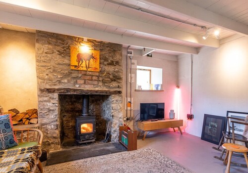 Nestled in the heart of the picturesque village of Moylegrove at the northern edge of Pembrokeshire