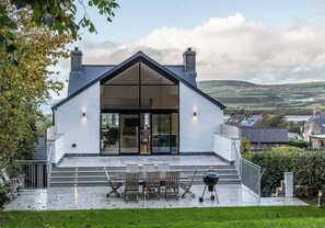 Outdoor dining - An exceptional holiday home to make lifelong memories with your favourite people (Newport)