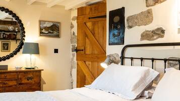 2 bedrooms, travel crib, free WiFi, bed sheets