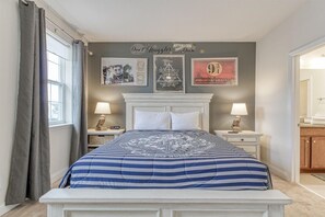 4 bedrooms, iron/ironing board, travel cot, free WiFi - Family-sized townhome with private pool & screened-in patio! (Davenport)