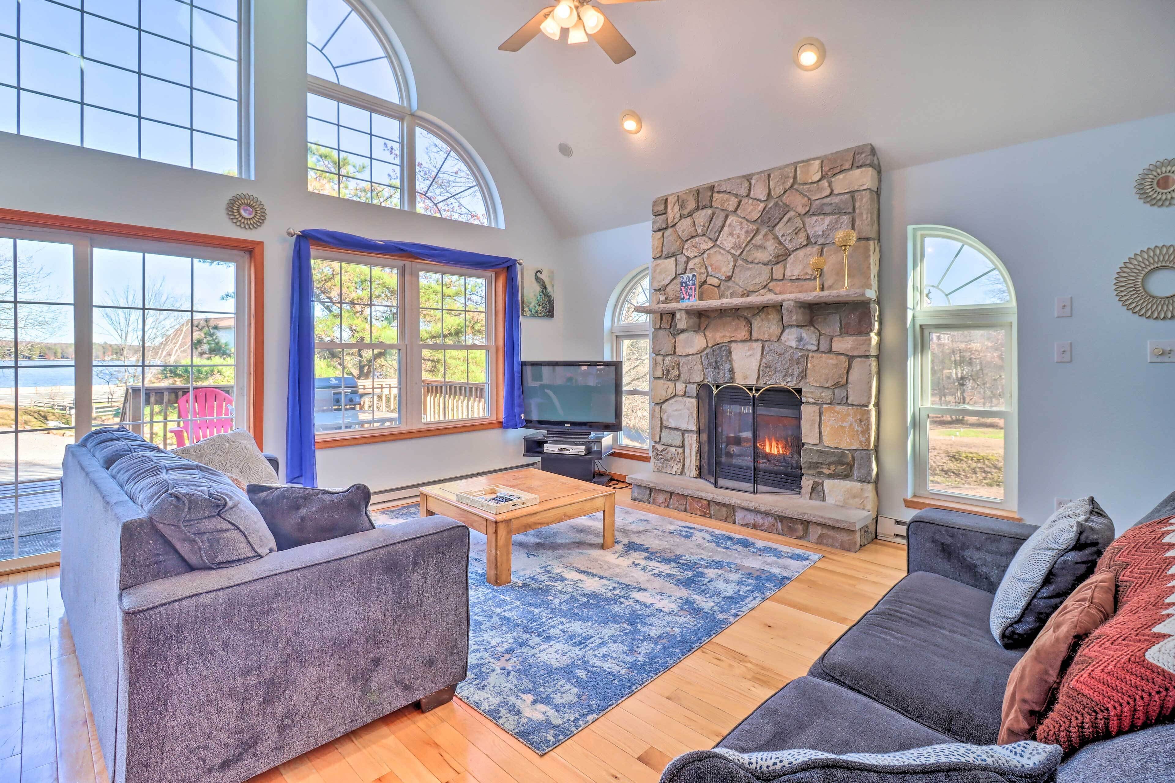 Lakefront Home w/ Deck, 7 Mi to Boulder Mountain!