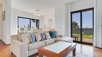 Luxury-Villa | Wohnbereich | 42-Zoll-Smart-TV mit Satellitenempfang, Fernseher