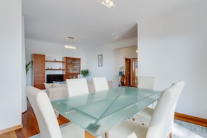 Luxury Villa | Living area | 42-inch Smart TV with satellite channels, TV - Casa Amarela (Funchal)