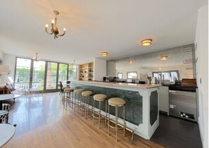 Réfrigérateur, micro-ondes, plaque de cuisson, cafetière/bouilloire