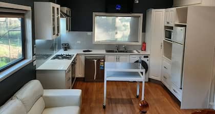 Maple Leaf Cottage - Pet Friendly, special rates for extended stays