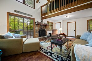 Smart TV, video games - Cozy Chalet Style Home, Walk to Lake Harmony (Lake Harmony)