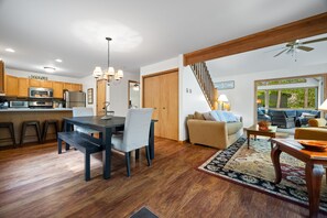 Dining - Cozy Chalet Style Home, Walk to Lake Harmony (Lake Harmony)