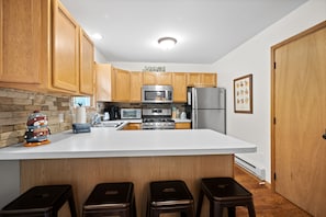 Fridge, microwave, oven, stovetop - Cozy Chalet Style Home, Walk to Lake Harmony (Lake Harmony)