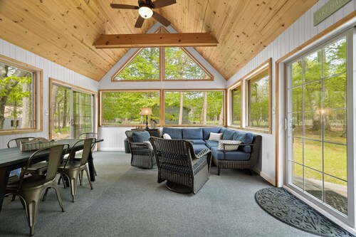 Cozy Chalet Style Home, Walk to Lake Harmony