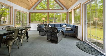Cozy Chalet Style Home, Walk to Lake Harmony