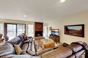 Smart TV, caminetto, lettore DVD, libri