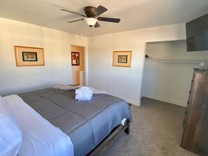 3 habitaciones, tabla de planchar con plancha, wifi y ropa de cama 