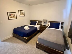 3 habitaciones, tabla de planchar con plancha, wifi y ropa de cama 