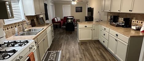 Geladeira, micro-ondas, fogão, cooktop