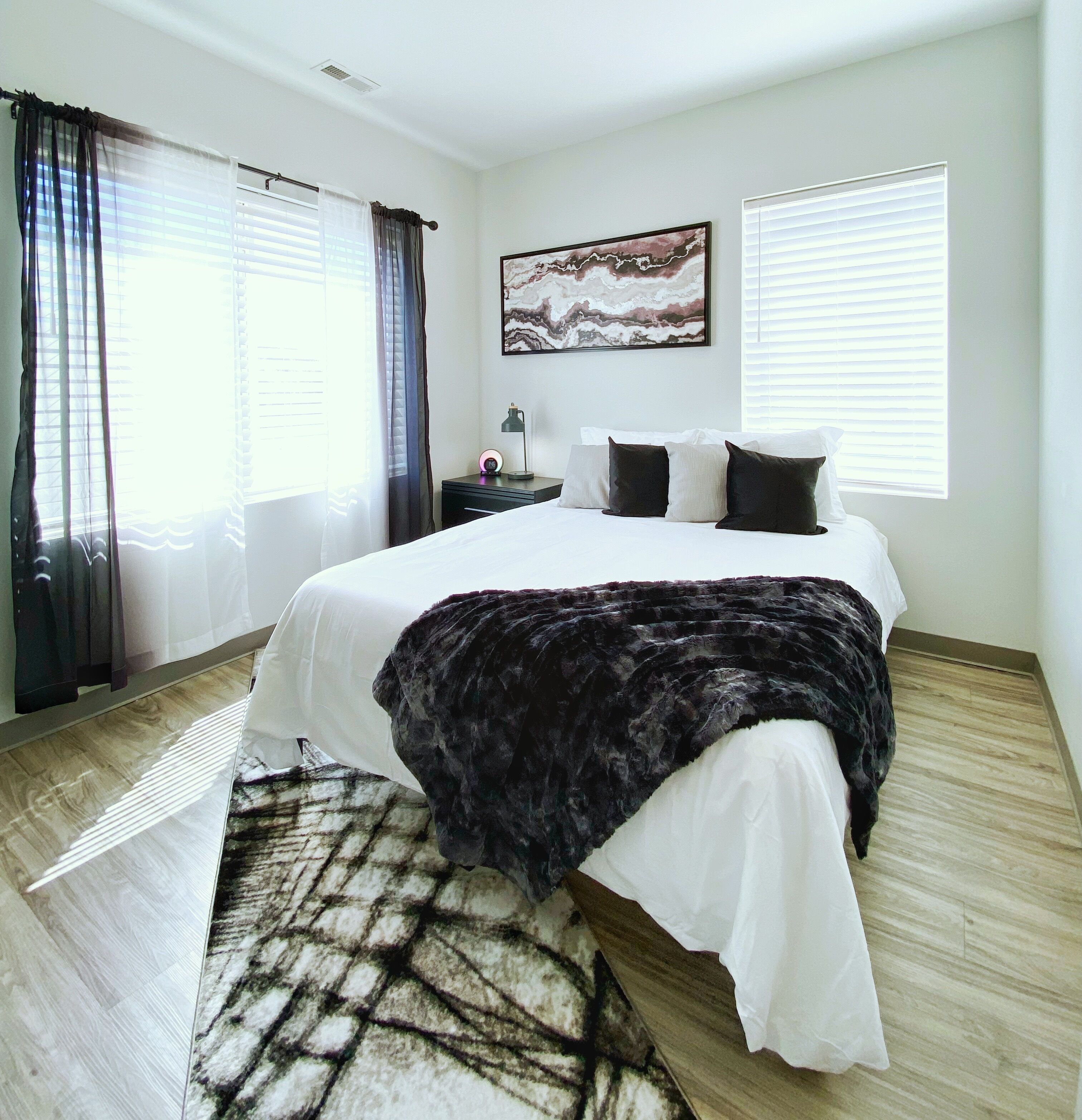 Good Vibes Suite in East! 4 bd! 8 min ->DT!