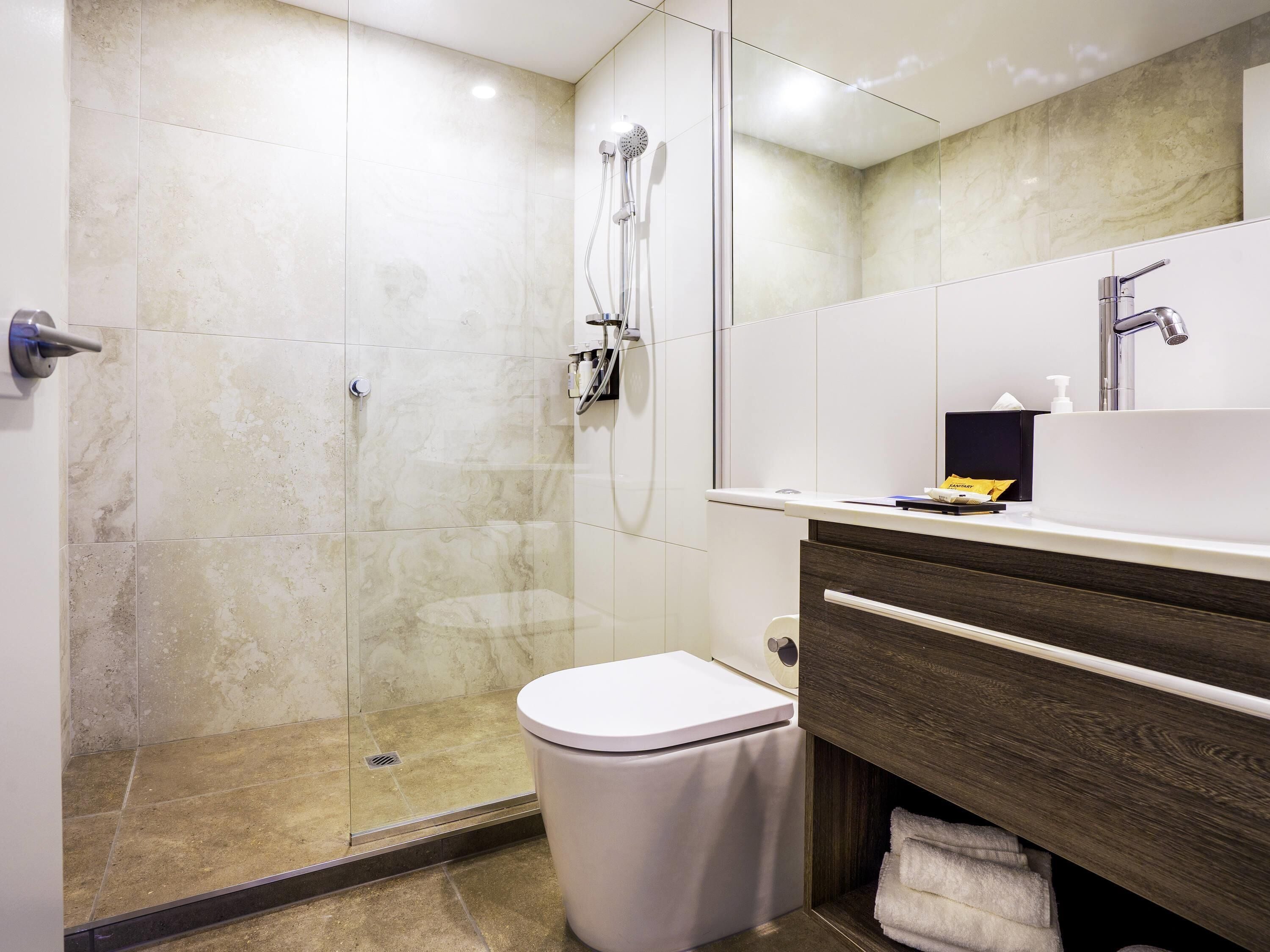 客房内保险箱、笔记本电脑工作区、熨斗/熨衣板、免费 WiFi