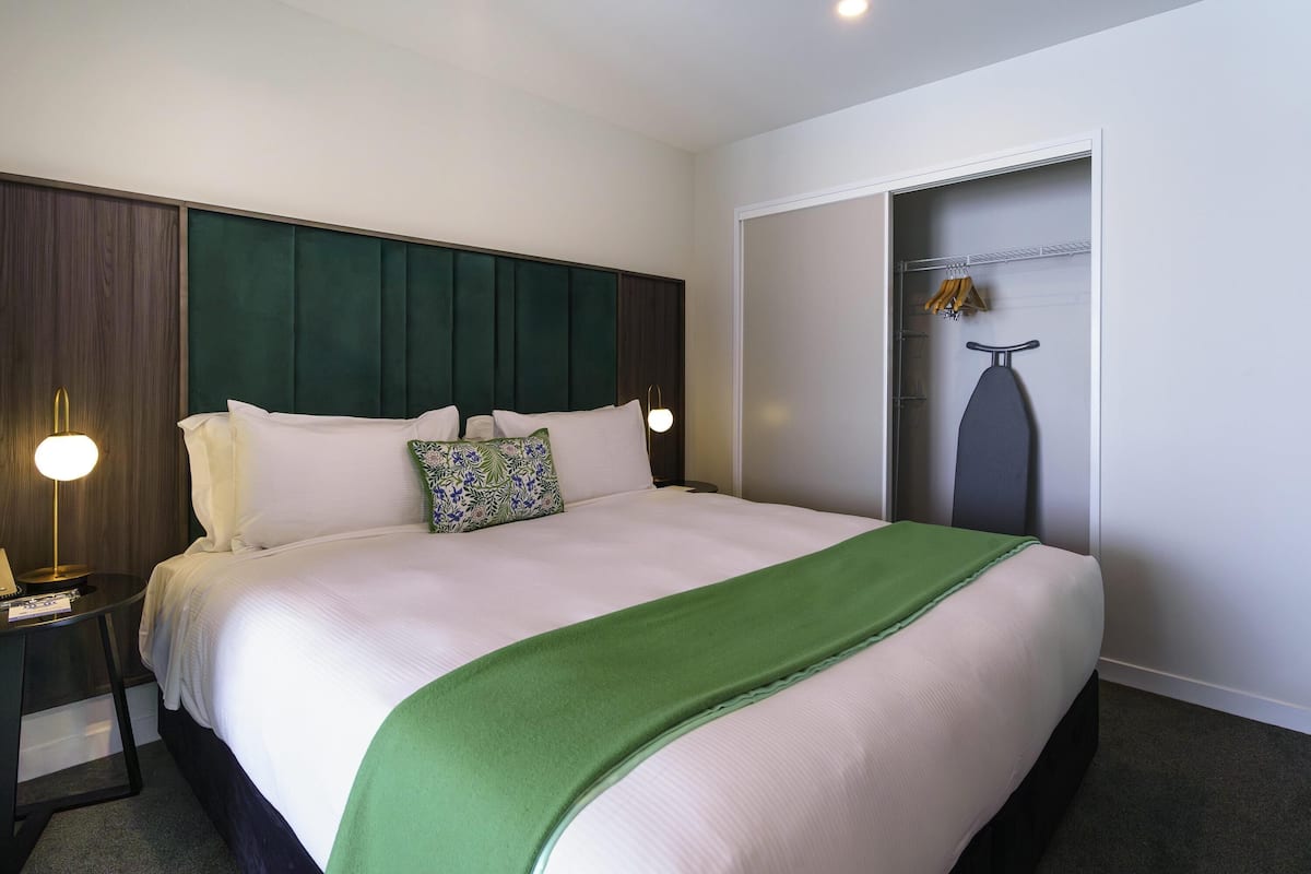 In-room safe, laptop workspace, iron/ironing board, free WiFi