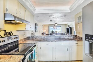 Frigorifero, microonde, piano cottura, lavastoviglie