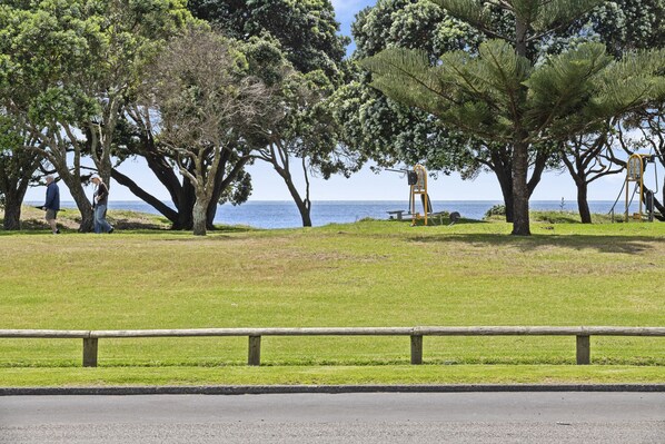 Property grounds - Cozy Seaside Beach House - Just Steps from the Ocean! (Orewa)