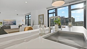 Refrigerador con freezer, microondas, horno, placa de cocina