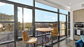 Elite Single Room, 1 Queen Bed, Pets allowed | City view