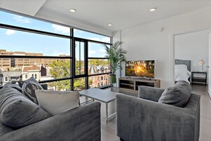 华丽公寓, 2 间卧室, 城市景观 | 起居区 | 65-英寸电视（配备数码频道）、Netflix、Hulu