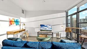 Elite Single Room, 1 Queen Bed, Pets allowed | Living room