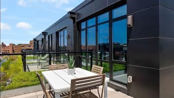 Elite Penthouse, 2 Bedrooms, City View | Terrace/patio