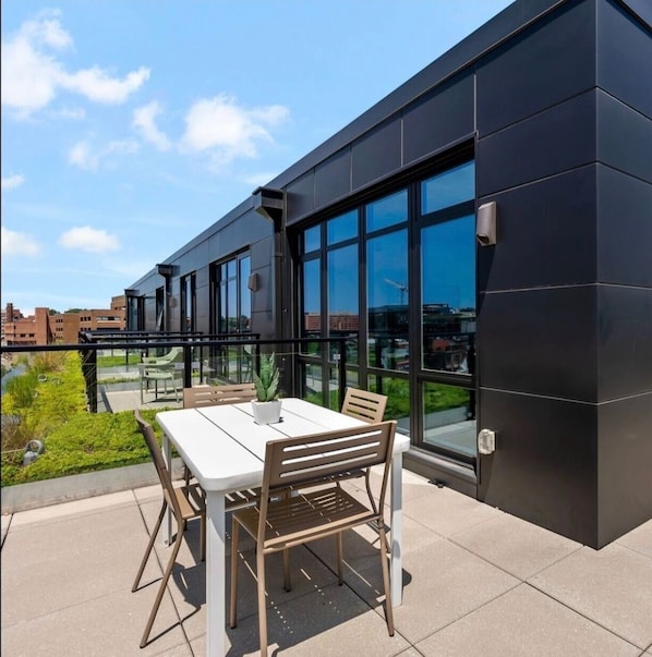 Elite-Penthouse, 2 Schlafzimmer, Stadtblick | Terrasse/Patio