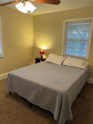 6 soverom, skrivebord, strykejern/-brett og reiseseng for barn