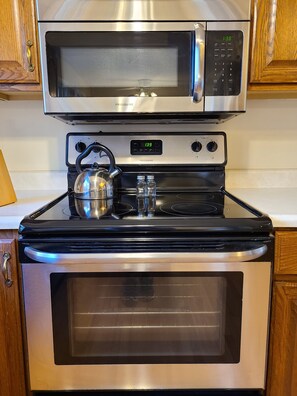 Geladeira, micro-ondas, fogão, cooktop