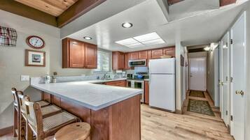 House, 3 Bedrooms | Private kitchen | Fridge, oven, coffee/tea maker, toaster