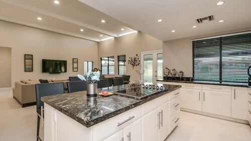 Luxe 4 Bdrm W/pool and Spa on Golf Course Lot!